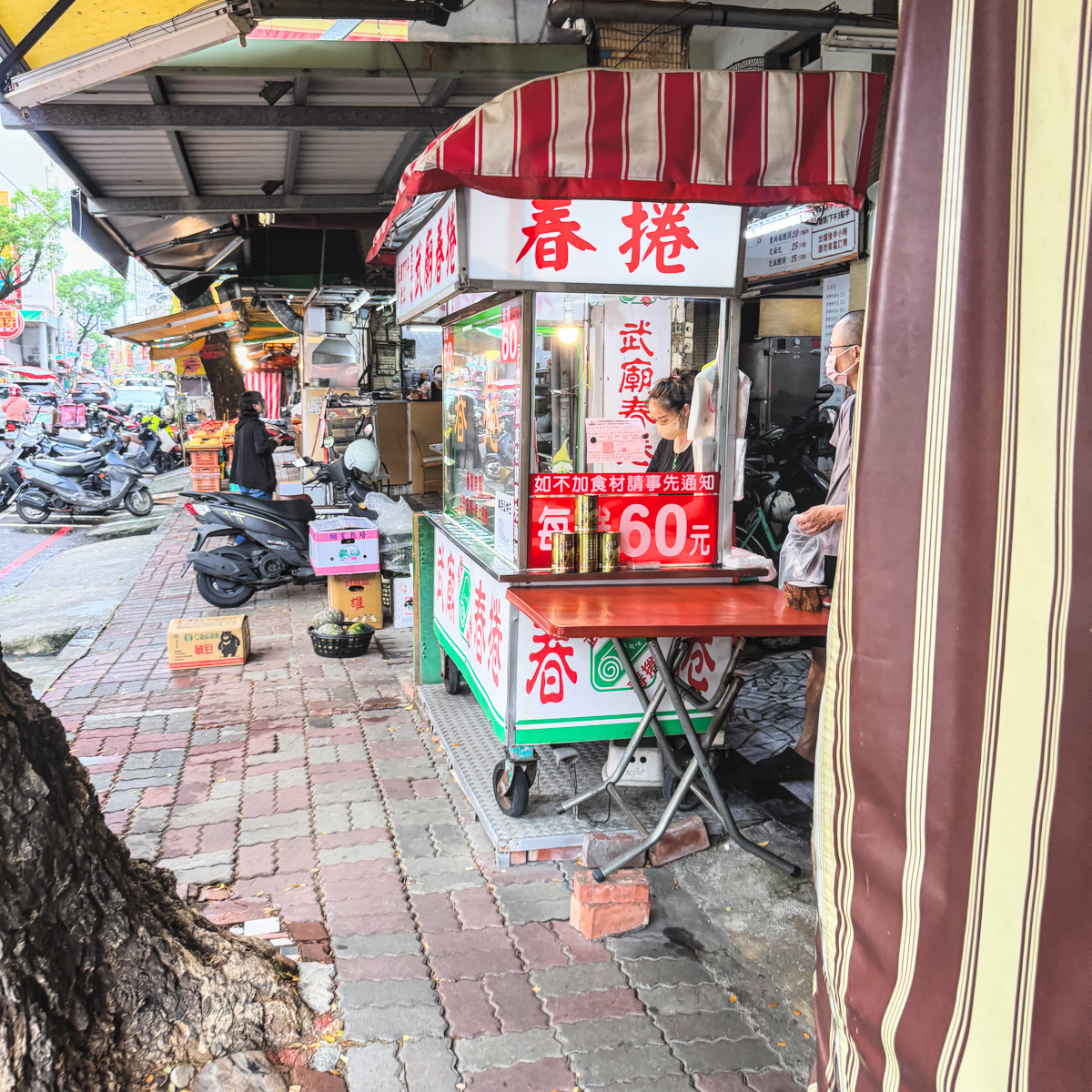 武廟春捲|高雄武廟飄香老字號,現包現捲一捲60元,滿滿高麗菜、蛋酥與花生糖粉超對味 - 第2張圖 武廟春捲|高雄武廟飄香老字號,現包現捲一捲60元,滿滿高麗菜、蛋酥與花生糖粉超對味