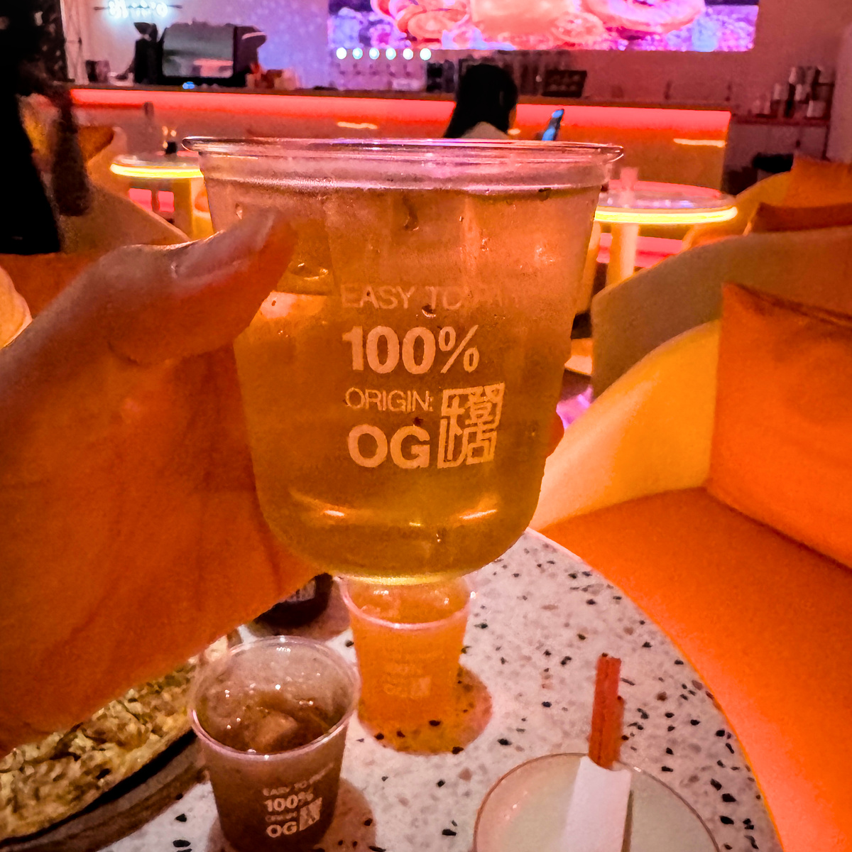 高雄酒吧推薦|橙店 OG CLUB 夜晚限定!創意調酒、特色餐酒、3公升「要你命三千」挑戰你的酒量 - 第4張圖 高雄酒吧推薦|橙店 OG CLUB 夜晚限定!創意調酒、特色餐酒、3公升「要你命三千」挑戰你的酒量