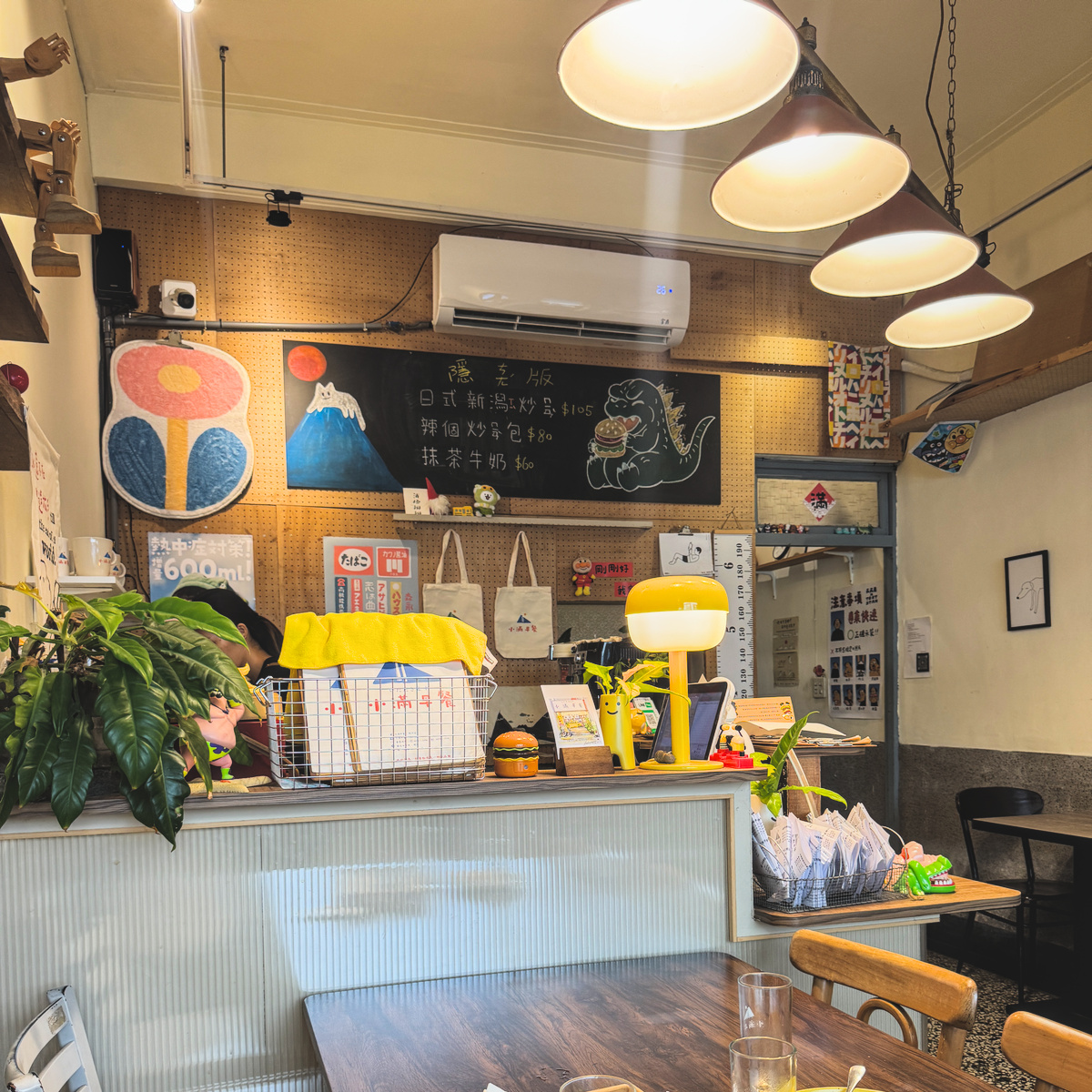 小滿早餐-熱河店｜高雄人氣早午餐推薦！手打漢堡排、焦糖布丁、日系老宅氛圍一次滿足，高雄早餐、三民區美食必吃