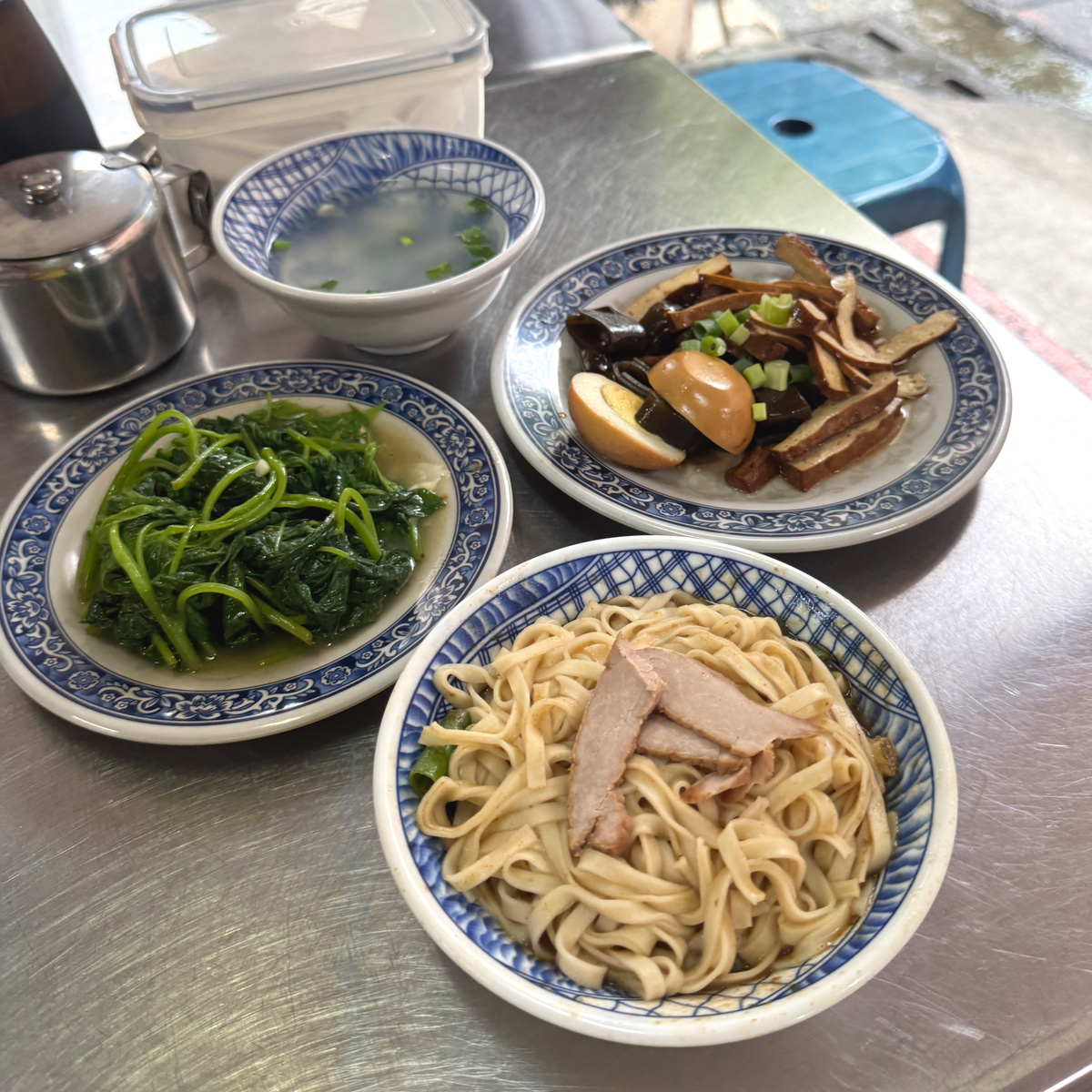 手工自製外省麵｜三民區巷弄飄香數十年，沒有店名也照樣客滿！高雄午餐推薦必吃外省麵