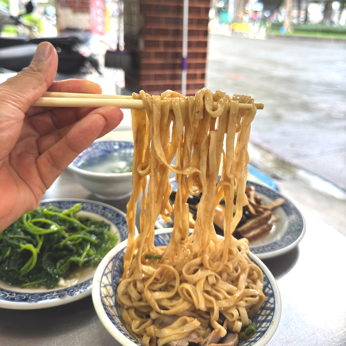 手工自製外省麵｜三民區巷弄飄香數十年，沒有店名也照樣客滿！高雄午餐推薦必吃外省麵