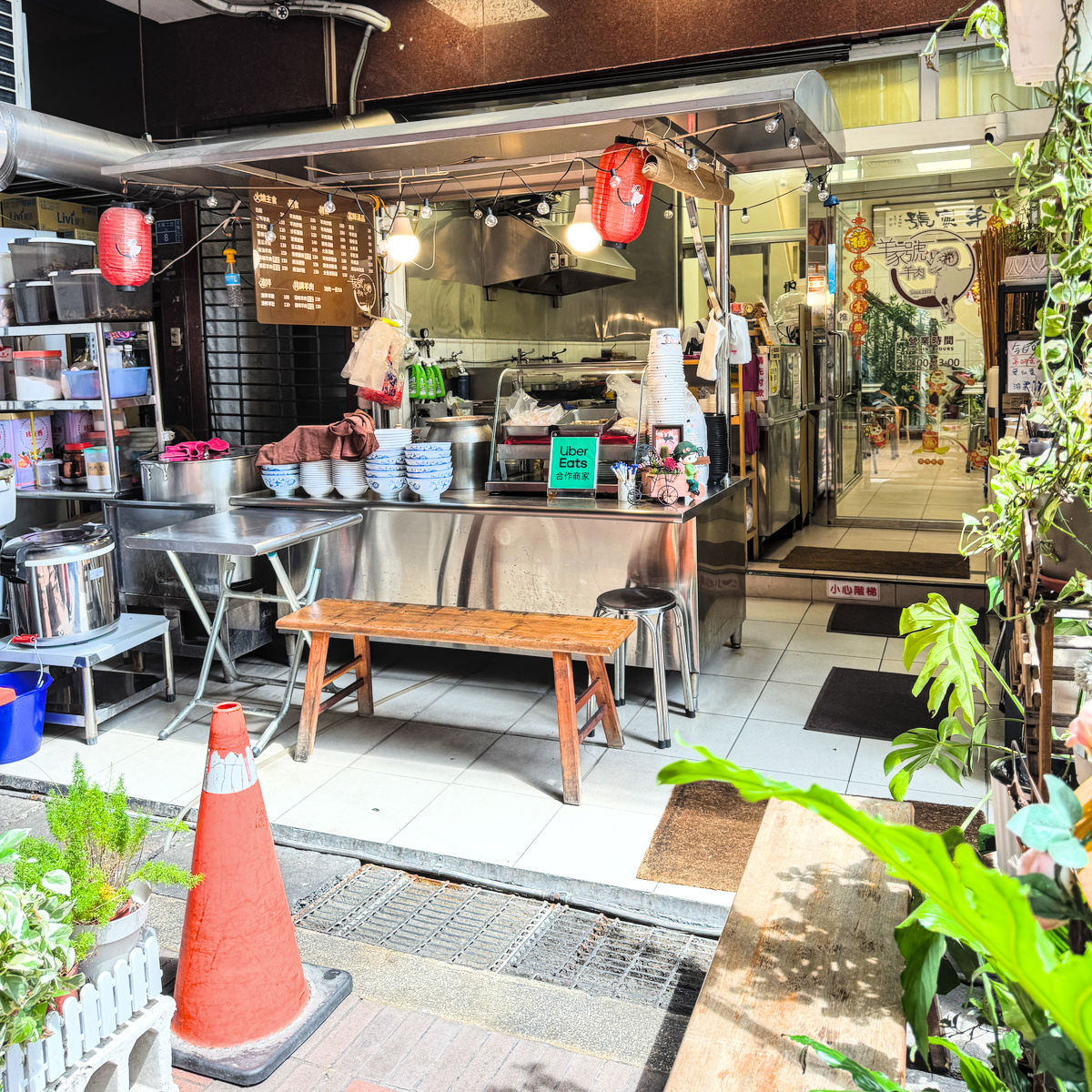 羊家號羊肉｜高雄苓雅飄香50年老字號羊肉店，羊肉燴飯鑊氣十足，大骨湯還能吃到骨髓，興中觀光商圈必吃美食