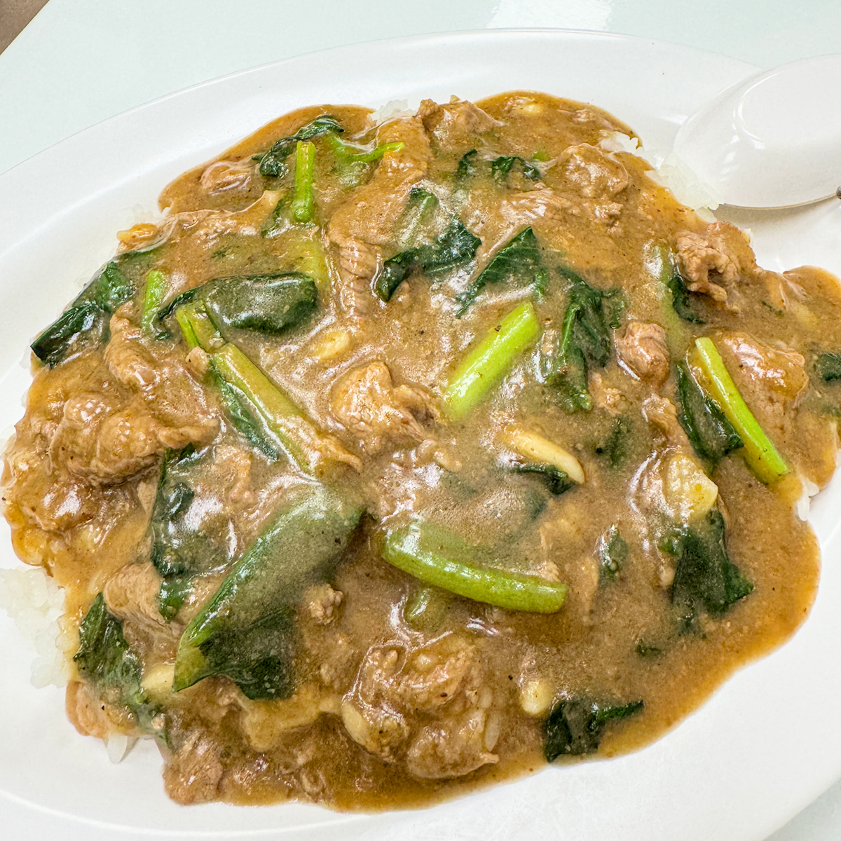 羊家號羊肉｜高雄苓雅飄香50年老字號羊肉店，羊肉燴飯鑊氣十足，大骨湯還能吃到骨髓，興中觀光商圈必吃美食