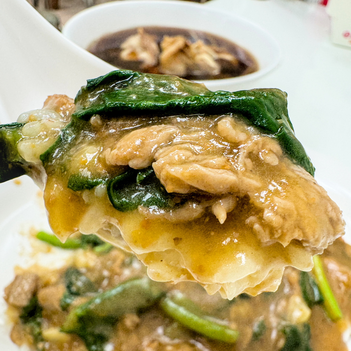 羊家號羊肉｜高雄苓雅飄香50年老字號羊肉店，羊肉燴飯鑊氣十足，大骨湯還能吃到骨髓，興中觀光商圈必吃美食