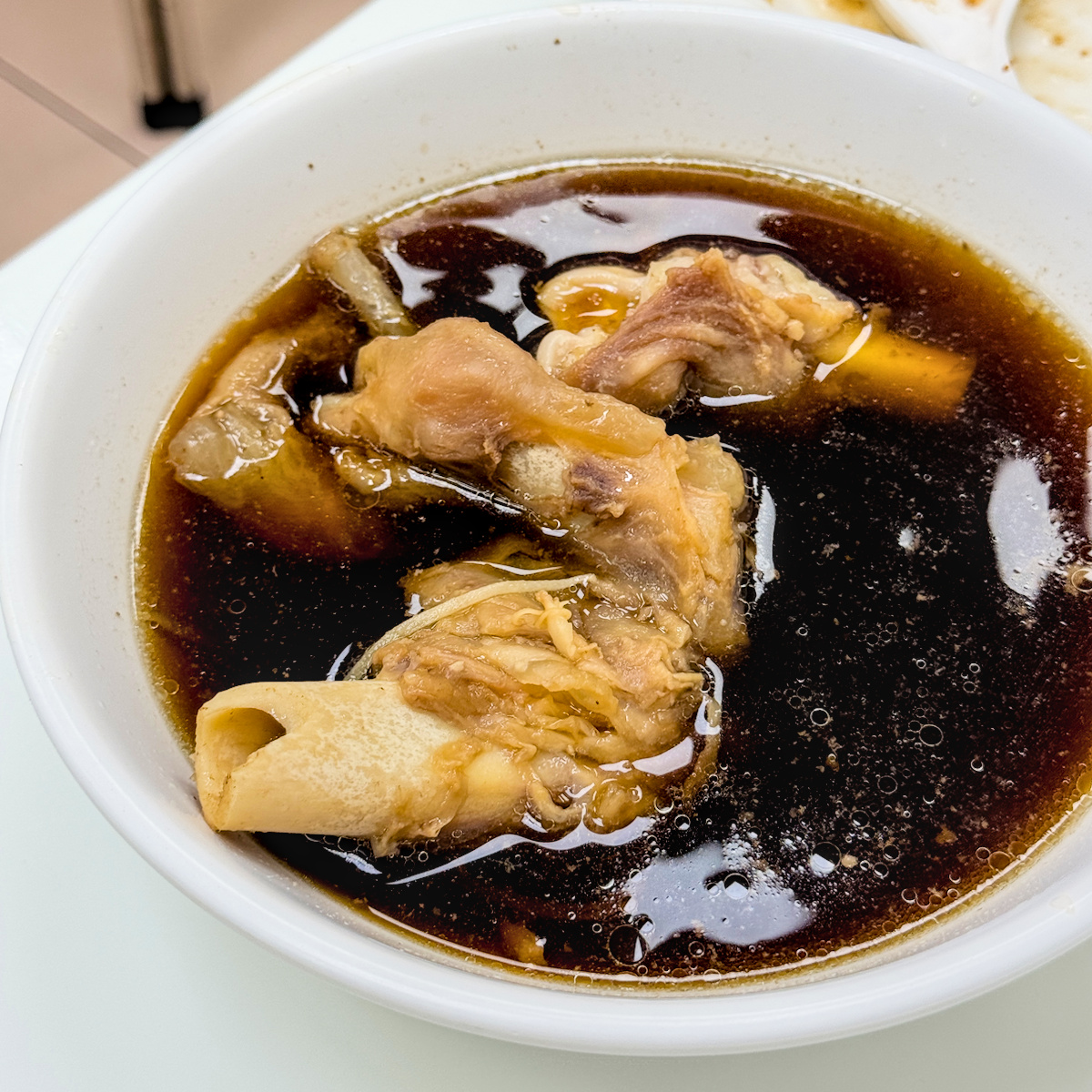 羊家號羊肉｜高雄苓雅飄香50年老字號羊肉店，羊肉燴飯鑊氣十足，大骨湯還能吃到骨髓，興中觀光商圈必吃美食