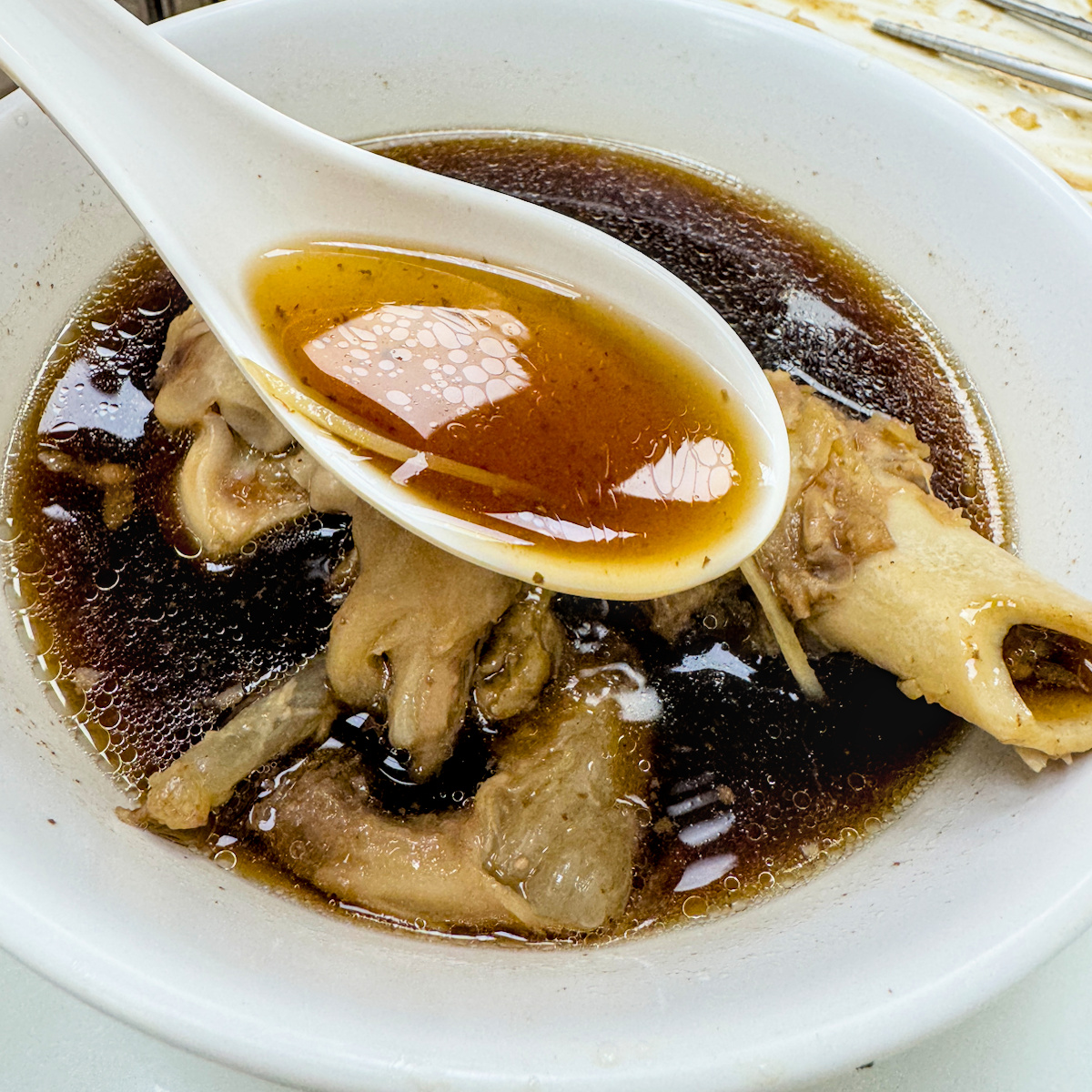 羊家號羊肉｜高雄苓雅飄香50年老字號羊肉店，羊肉燴飯鑊氣十足，大骨湯還能吃到骨髓，興中觀光商圈必吃美食