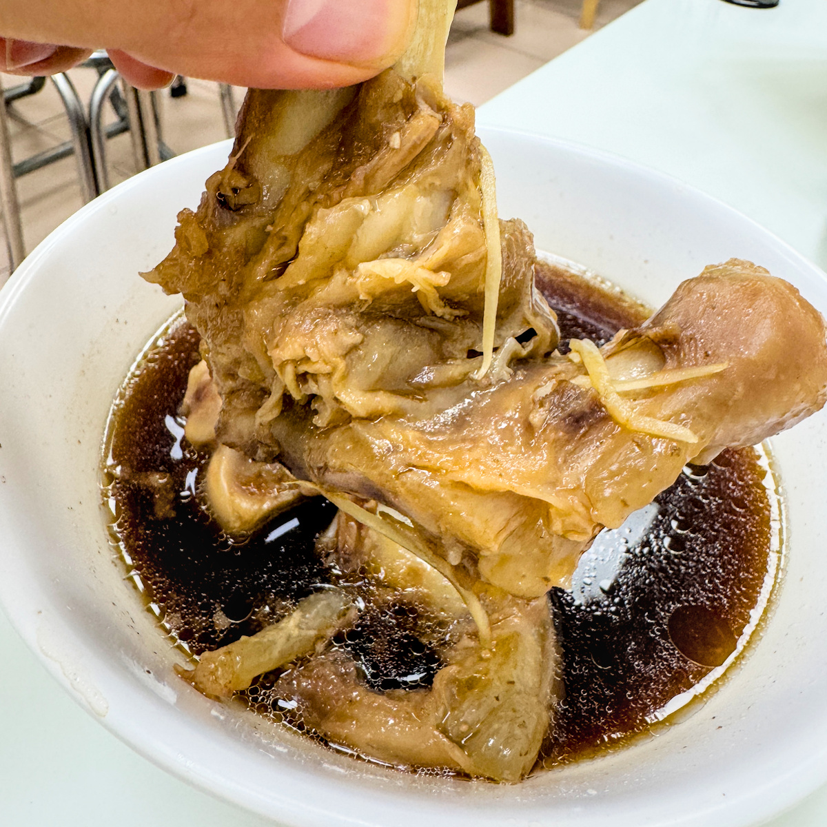 羊家號羊肉｜高雄苓雅飄香50年老字號羊肉店，羊肉燴飯鑊氣十足，大骨湯還能吃到骨髓，興中觀光商圈必吃美食