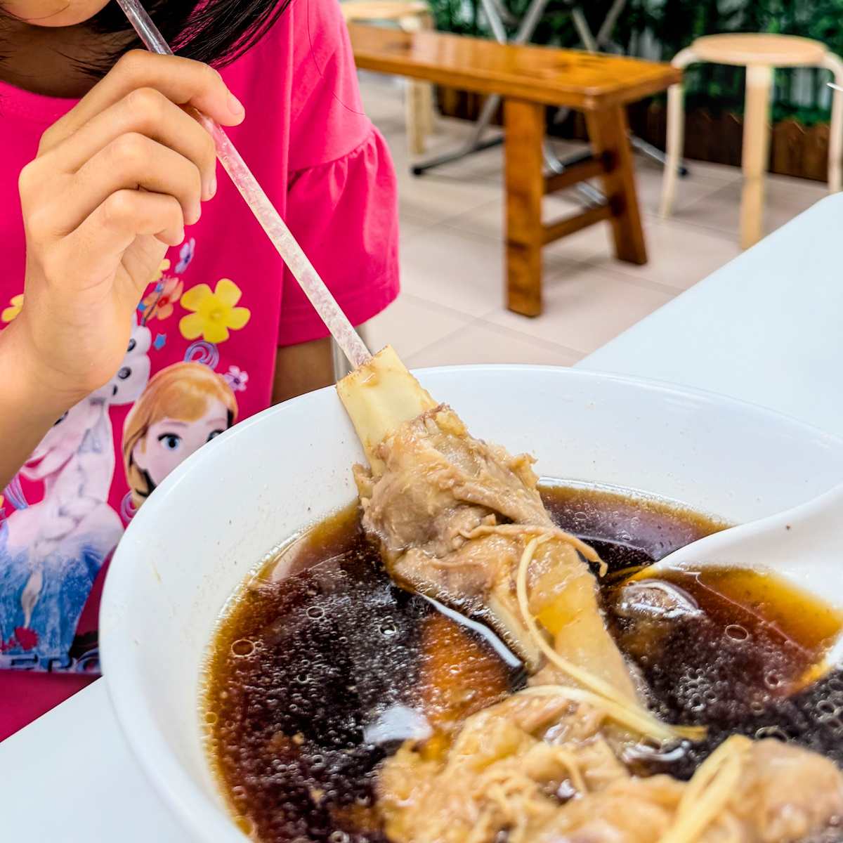 羊家號羊肉｜高雄苓雅飄香50年老字號羊肉店，羊肉燴飯鑊氣十足，大骨湯還能吃到骨髓，興中觀光商圈必吃美食