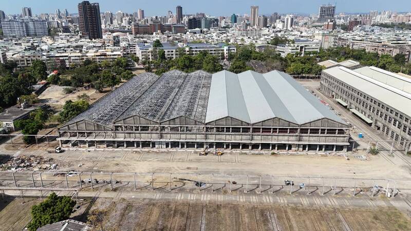 【高雄新景點】2026台鐵高雄機廠親子樂園開幕!免門票制霸30項設施、交通與開放時間全攻略 - 第3張圖 親子遊樂園區現況鳥瞰。(工務局提供)