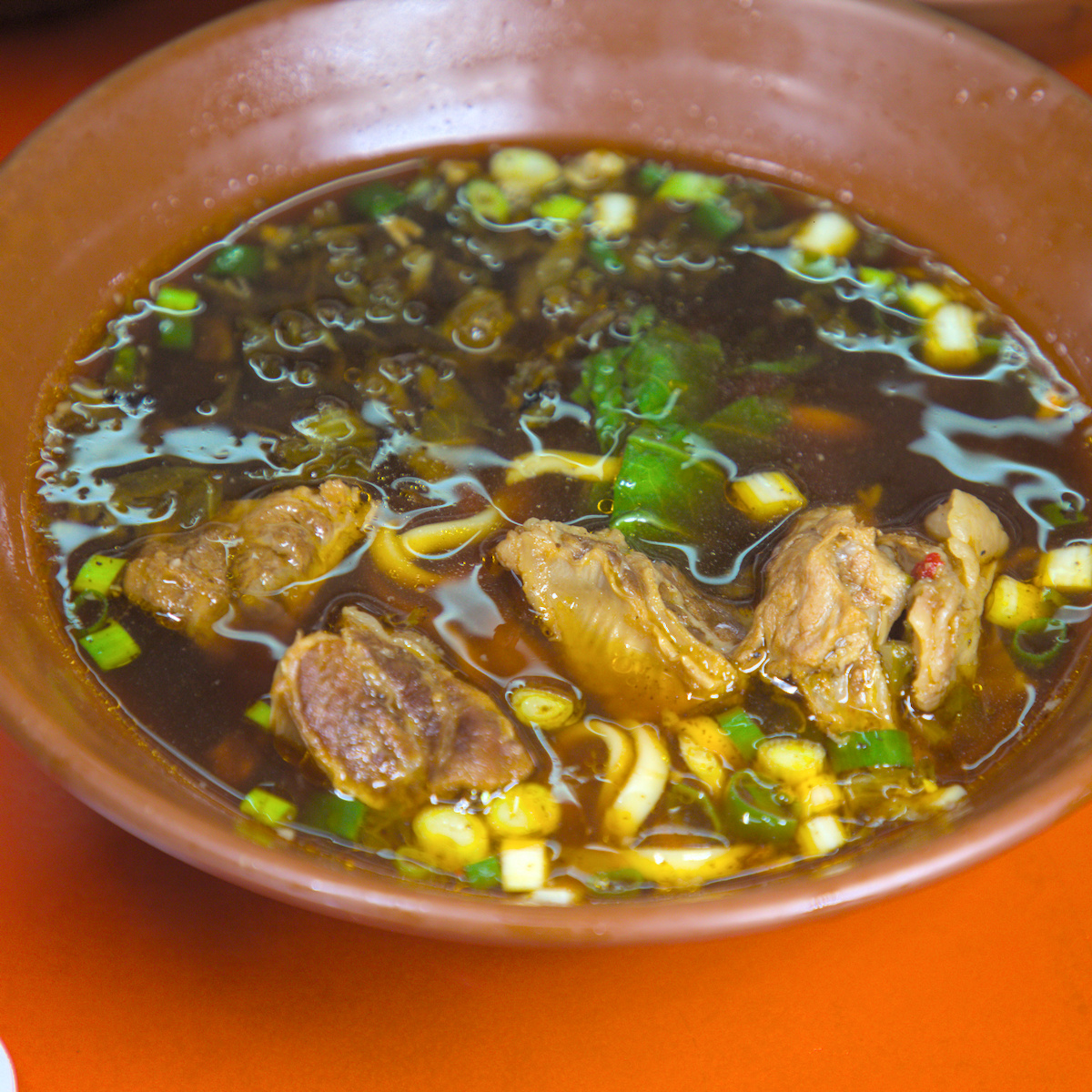 士官長牛肉麵｜太麻里人氣牛肉麵推薦，在地人從小吃到大，紅燒牛肉麵、水餃、飛機菜必點！