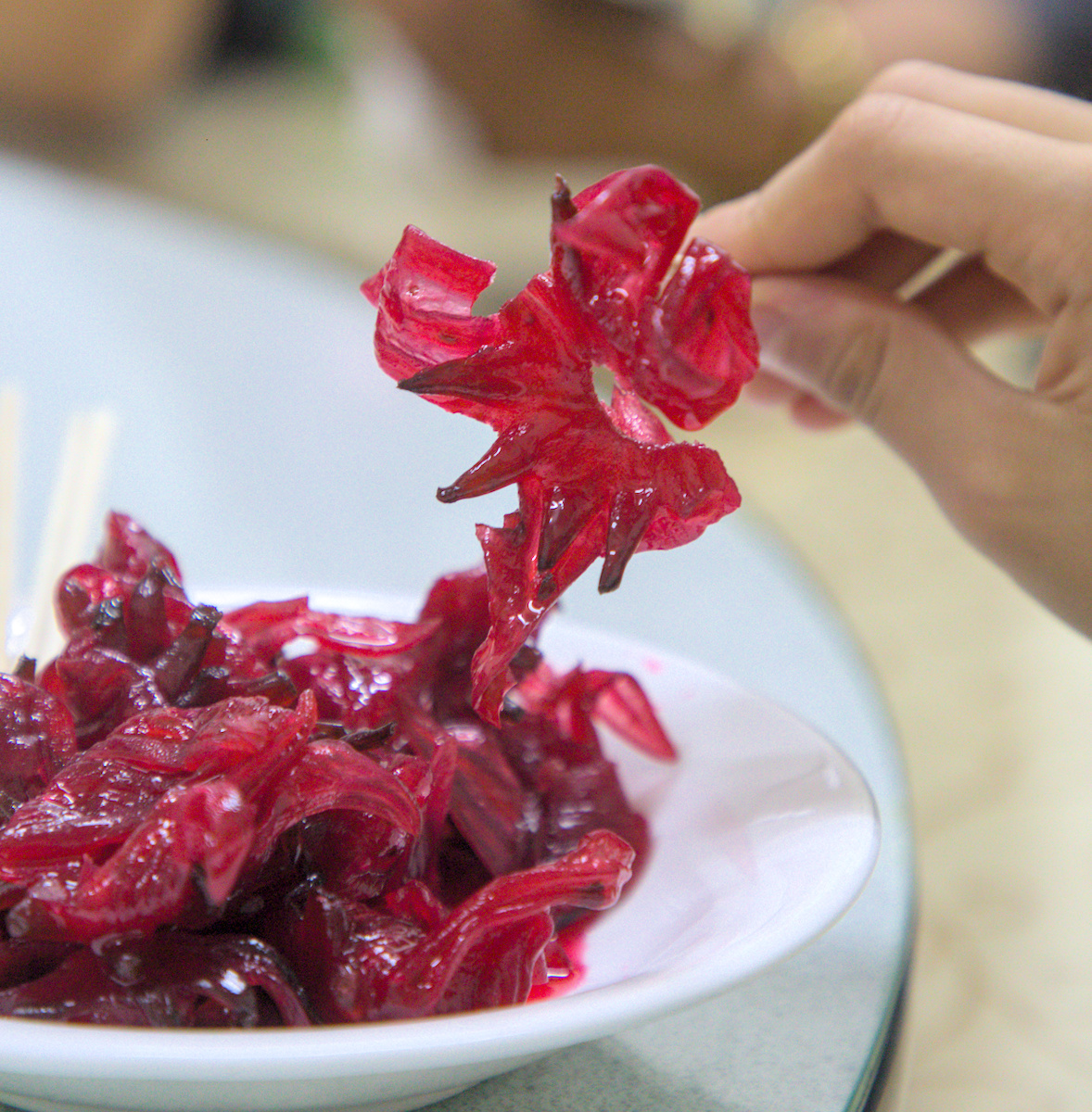 台東太麻里和平飯店洛神花蜜餞實拍,美食料理與用餐環境照片,展現太麻里在地美食、台東海鮮餐廳特色,適合聚餐與旅遊品嚐。 台東太麻里和平飯店洛神花蜜餞實拍,美食料理與用餐環境照片,展現太麻里在地美食、台東海鮮餐廳特色,適合聚餐與旅遊品嚐。