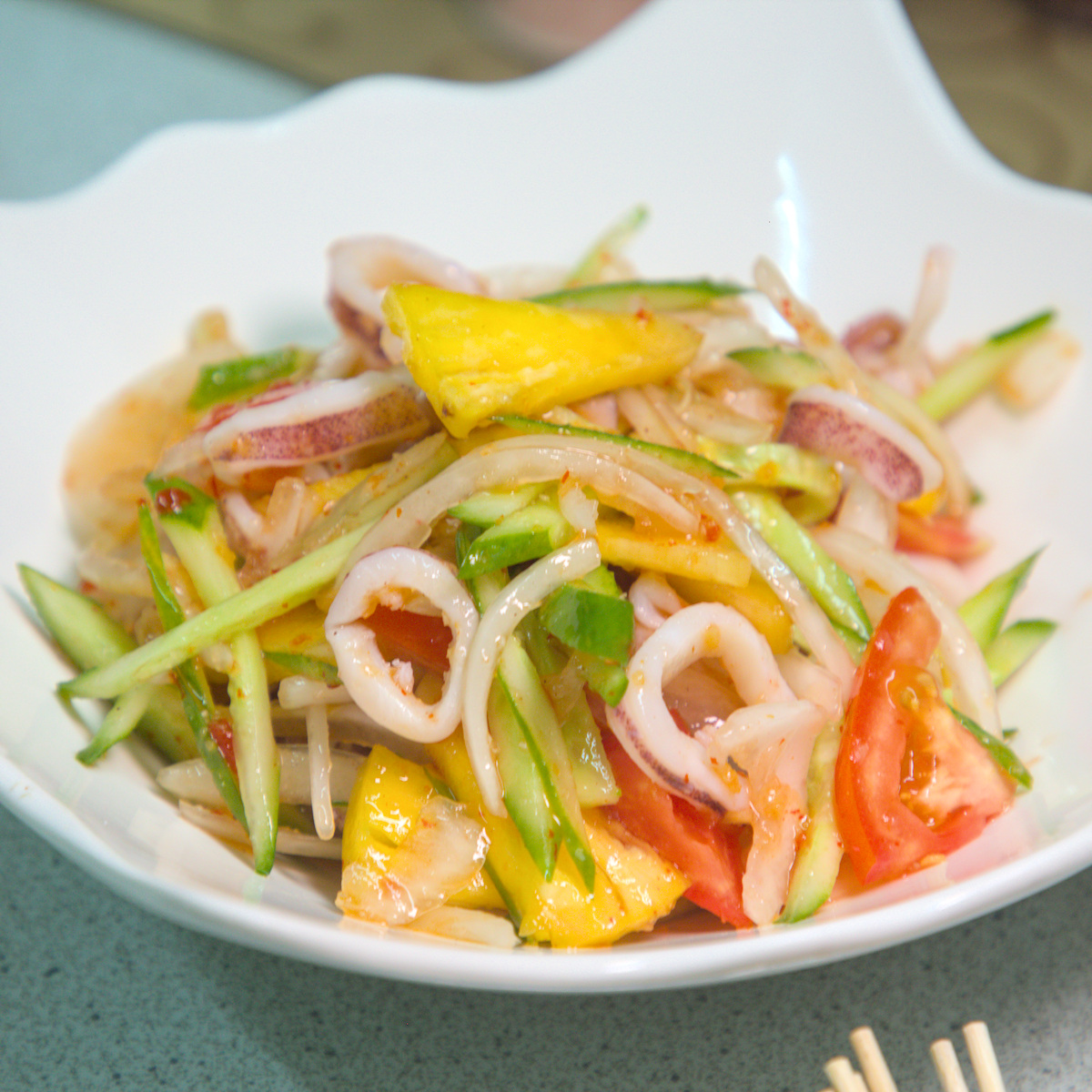 台東太麻里和平飯店泰式涼拌小卷實拍,美食料理與用餐環境照片,展現太麻里在地美食、台東海鮮餐廳特色,適合聚餐與旅遊品嚐。 台東太麻里和平飯店泰式涼拌小卷實拍,美食料理與用餐環境照片,展現太麻里在地美食、台東海鮮餐廳特色,適合聚餐與旅遊品嚐。