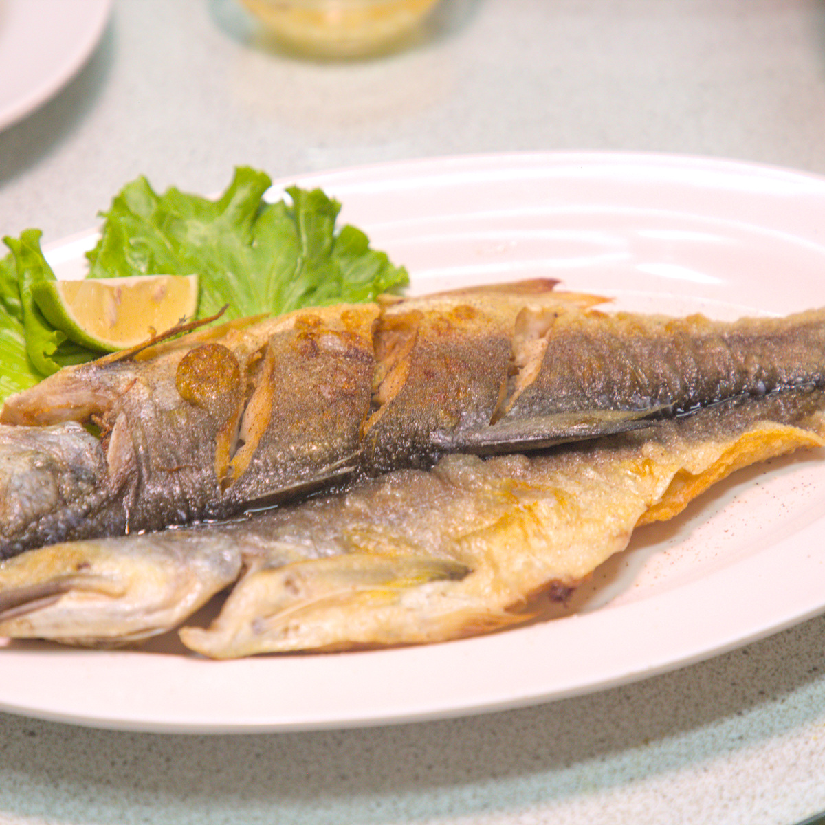 台東太麻里和平飯店乾煎午仔魚實拍,美食料理與用餐環境照片,展現太麻里在地美食、台東海鮮餐廳特色,適合聚餐與旅遊品嚐。 台東太麻里和平飯店乾煎午仔魚實拍,美食料理與用餐環境照片,展現太麻里在地美食、台東海鮮餐廳特色,適合聚餐與旅遊品嚐。