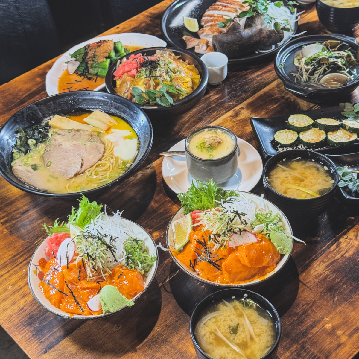 天地人手創料理餐點與環境實拍，台東美食推薦，鐵花村附近人氣台東日式料理，展現新鮮海鮮、丼飯、拉麵與居酒屋氛圍