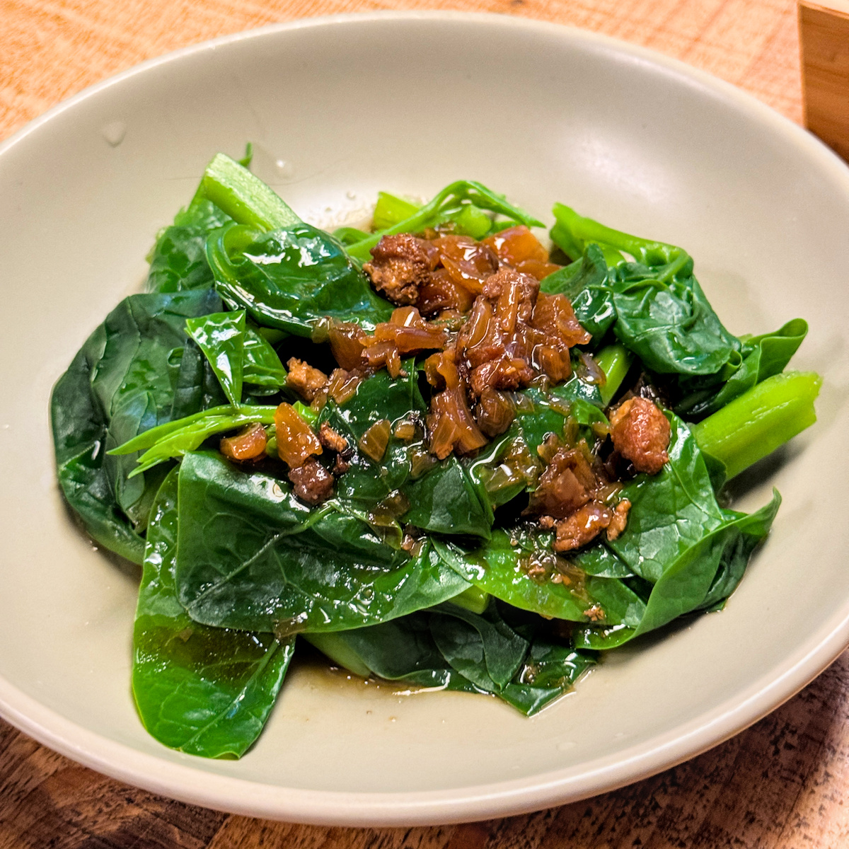 燙青菜，100克季節蔬菜搭配台灣豬肉燥，簡單清爽的配菜選擇