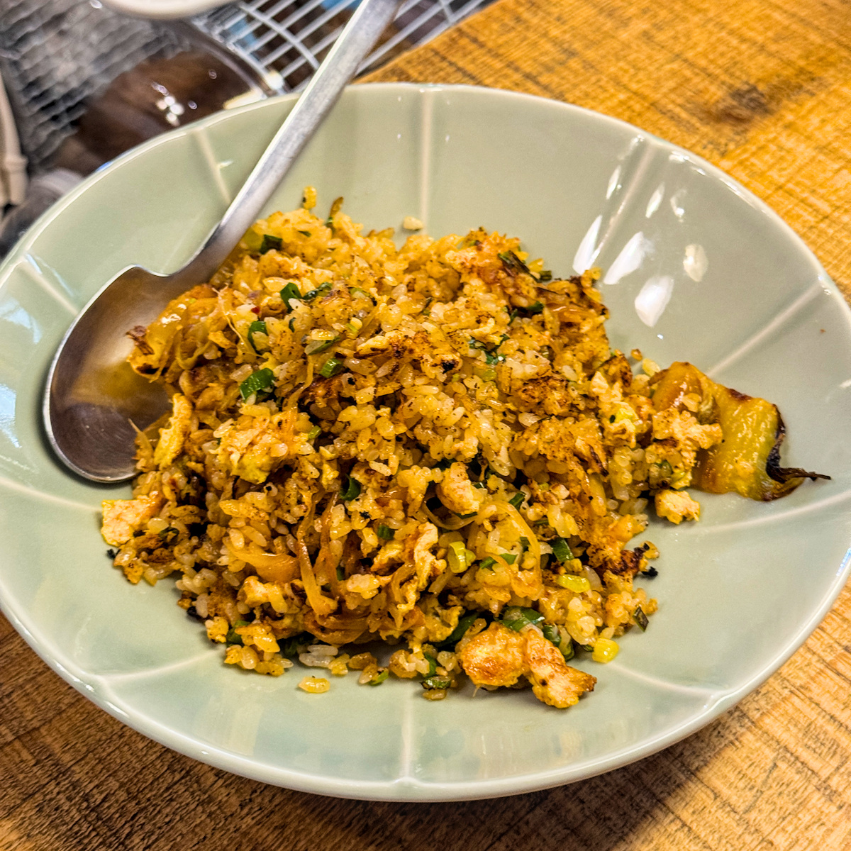 泡菜炒飯，泡菜洋蔥洗選蛋與蔥花拌炒，微辣口味並可製作健康素版本