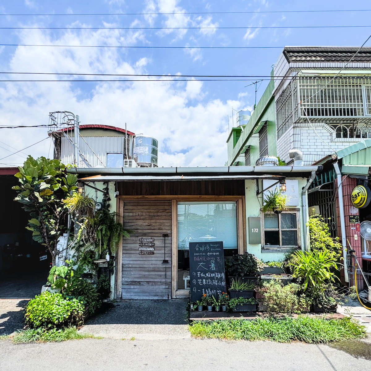 春日廚房位於屏東縣春日鄉春日村春日路172號，低調老屋外觀保留原始建築樣貌並搭配大量植栽
