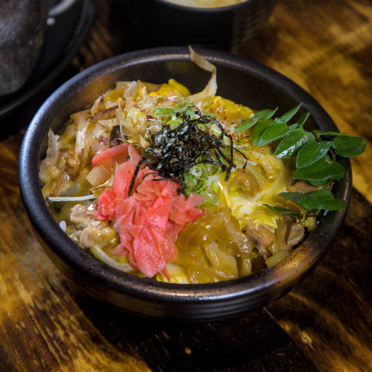 台東美食｜天地人手創料理，鐵花村旁高人氣日式料理，海膽拌鮭魚丼、酒蒸大蛤、創意烤飯糰一次滿足