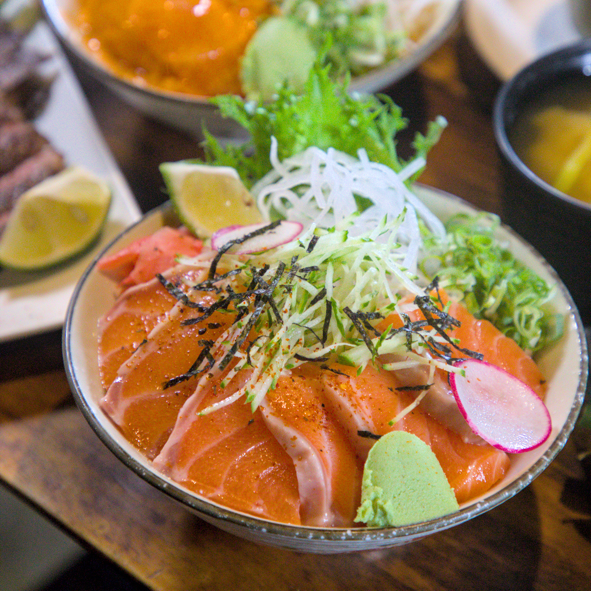 台東美食｜天地人手創料理，鐵花村旁高人氣日式料理，海膽拌鮭魚丼、酒蒸大蛤、創意烤飯糰一次滿足