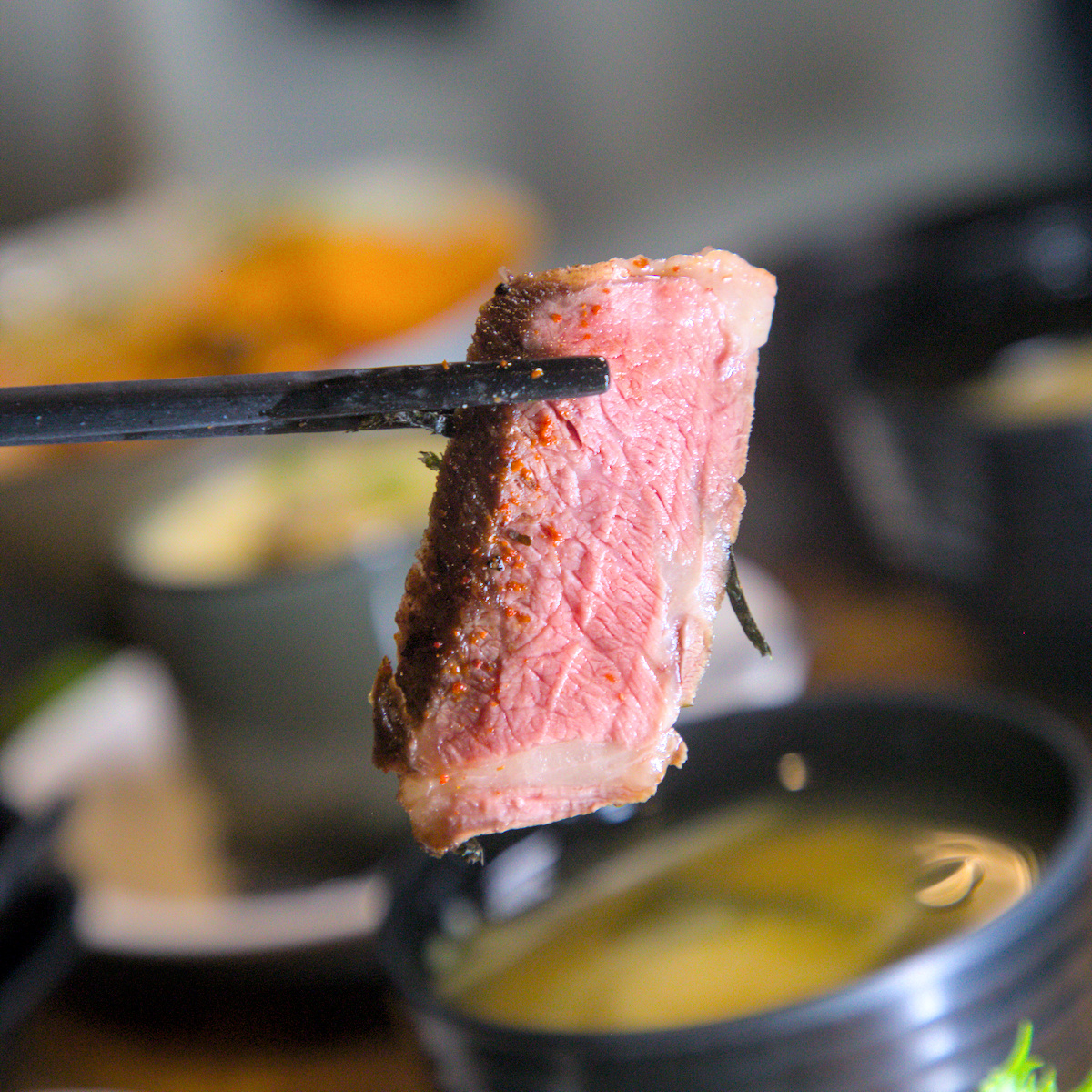 台東美食｜天地人手創料理，鐵花村旁高人氣日式料理，海膽拌鮭魚丼、酒蒸大蛤、創意烤飯糰一次滿足