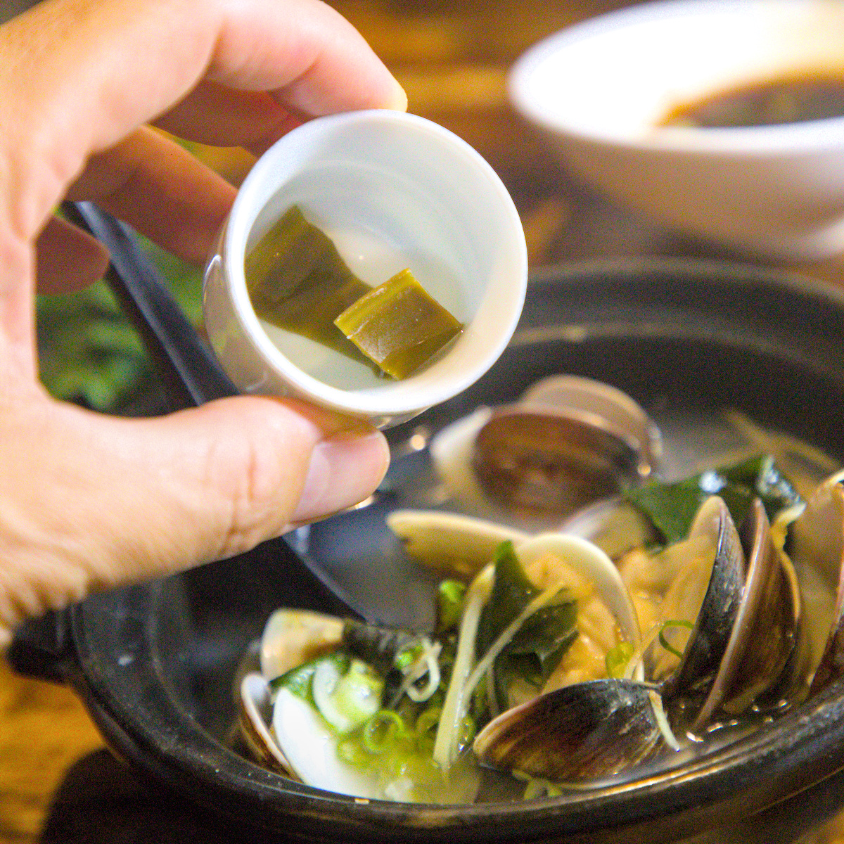 酒蒸大蛤陶鍋料理實拍，附清酒增添儀式感，台東美食推薦