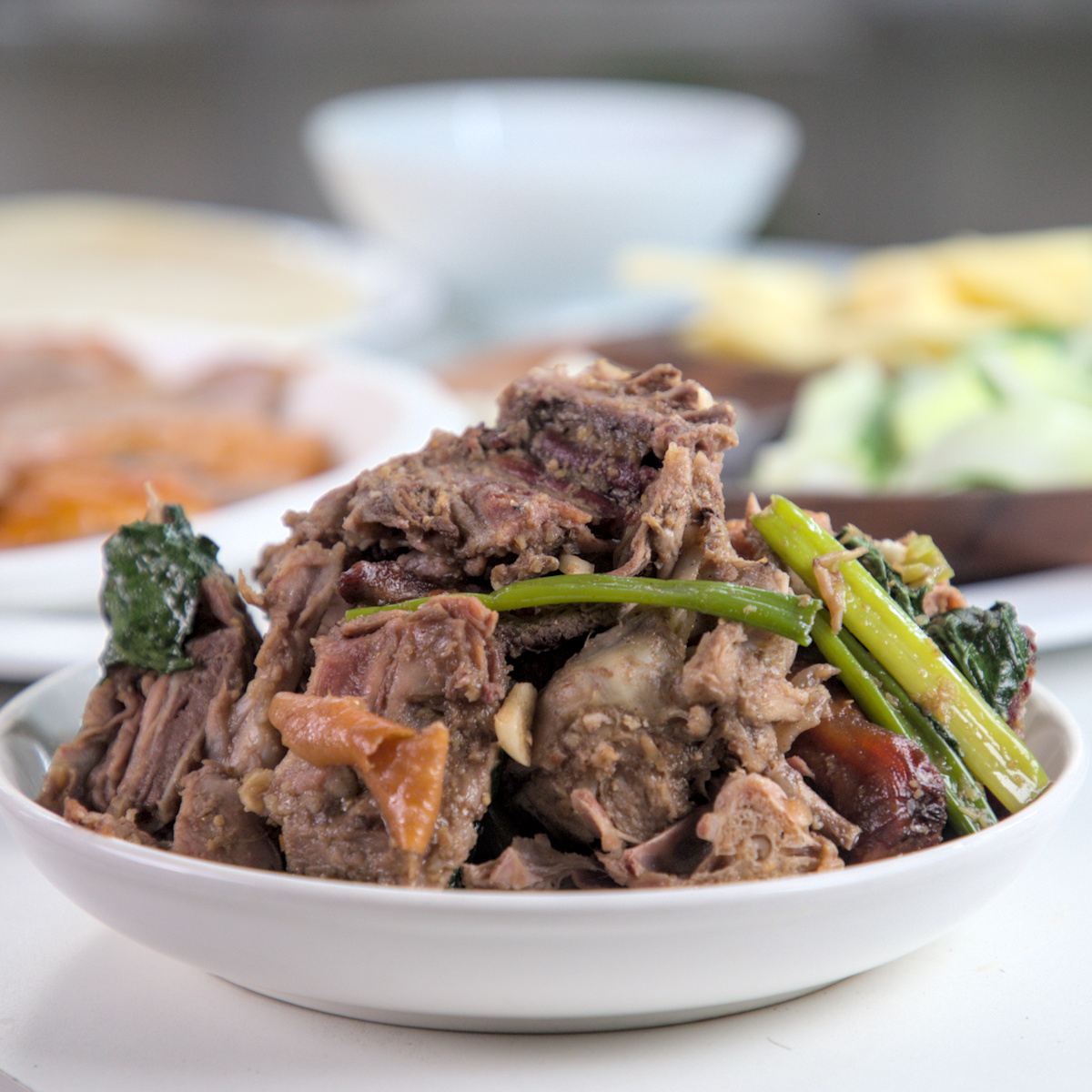 炒鴨骨肉質特寫 炒鴨骨夾起特寫,肉質鮮嫩帶有醬香