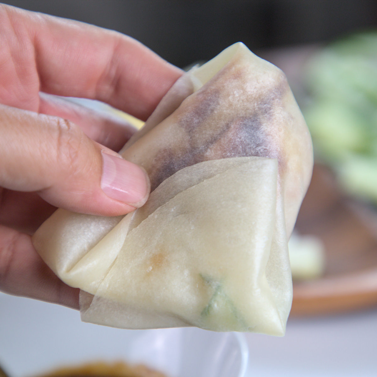 片皮烤鴨餅皮包法 片皮烤鴨搭配餅皮、甜麵醬、大蔥與小黃瓜的經典吃法